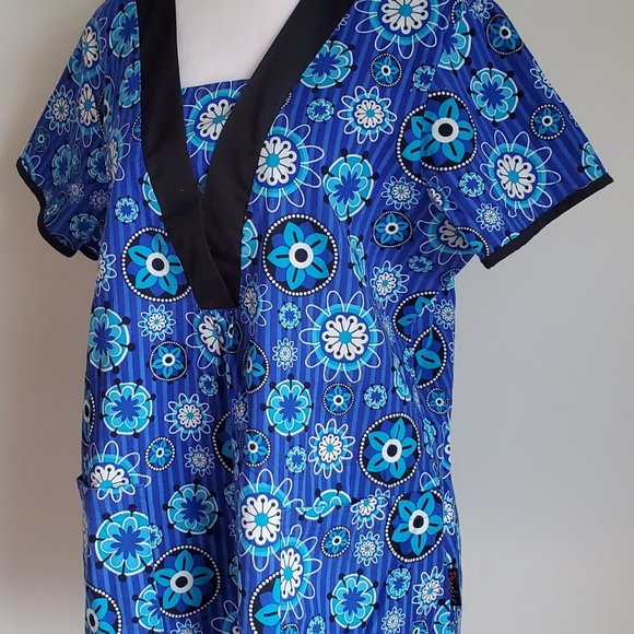 PEACHES Scrubs Top Psychedelic Flowers Stripes Cobalt Blues Black Pockets Nurse - Picture 1 of 8